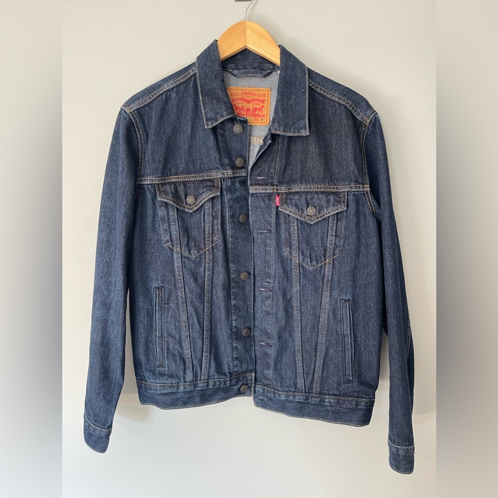 Levi’s Dark Denim Trucker Jacket. Size Medium.